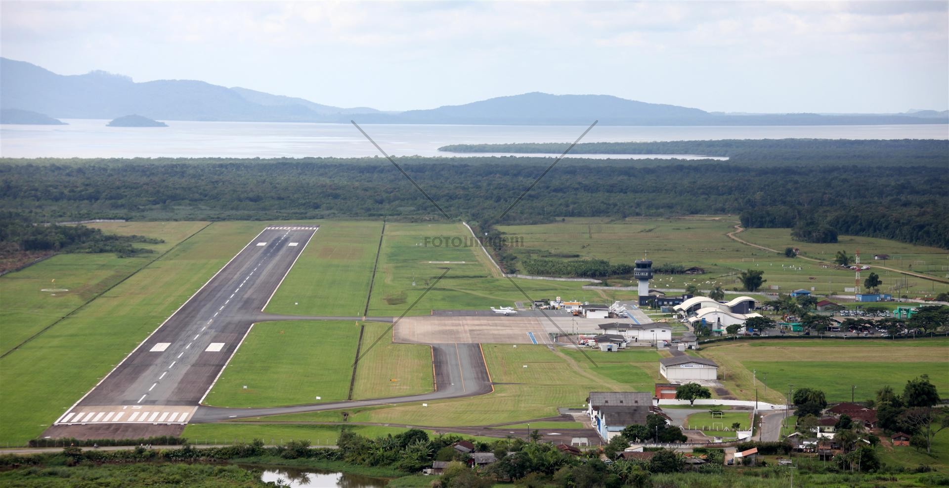 aeroporto_de_joinville-sc-lauro_carneiro_de_loyola_large_.jpg