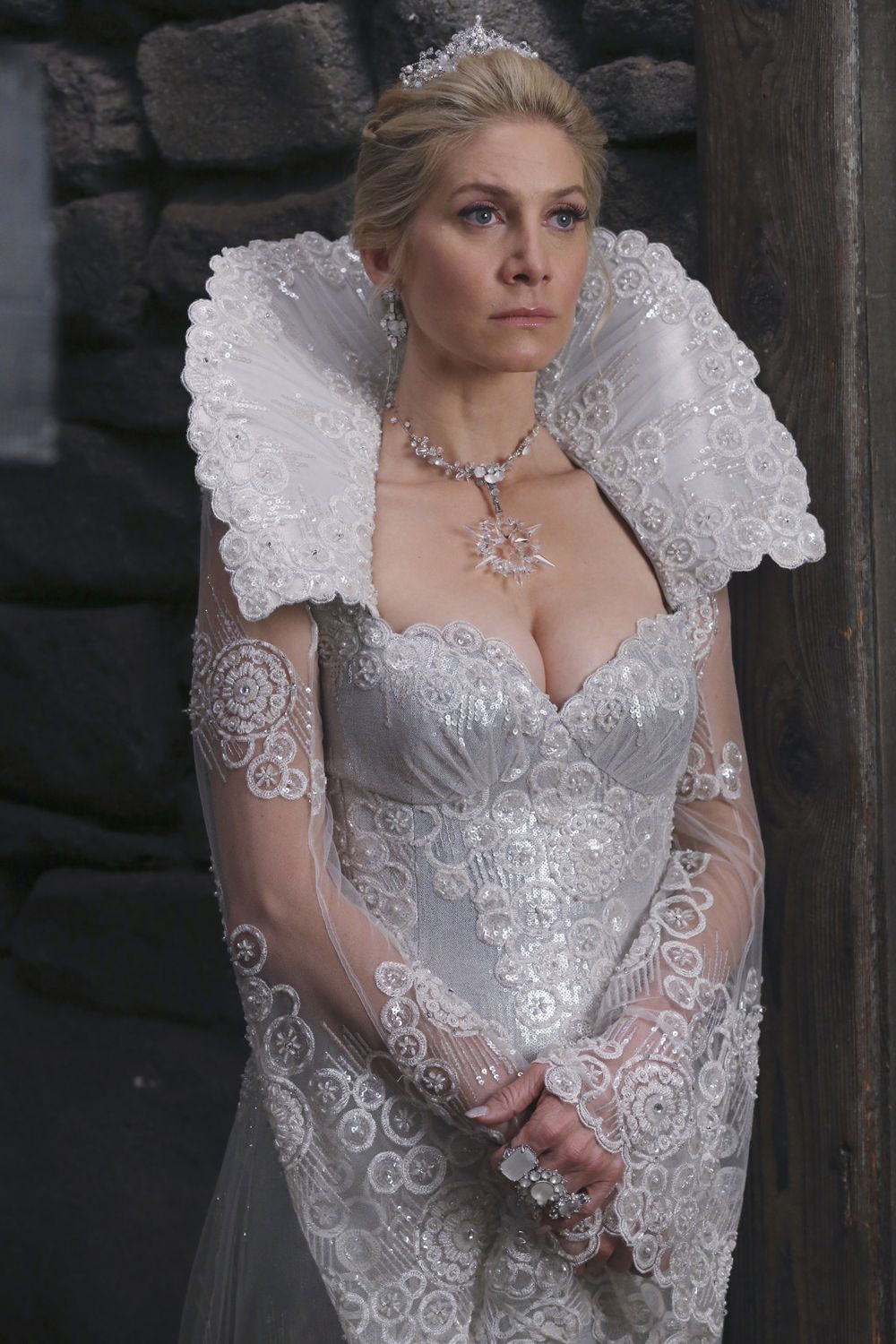 Elizabeth_Mitchell_Once_Upon_A_Time_4x06_02.jpg