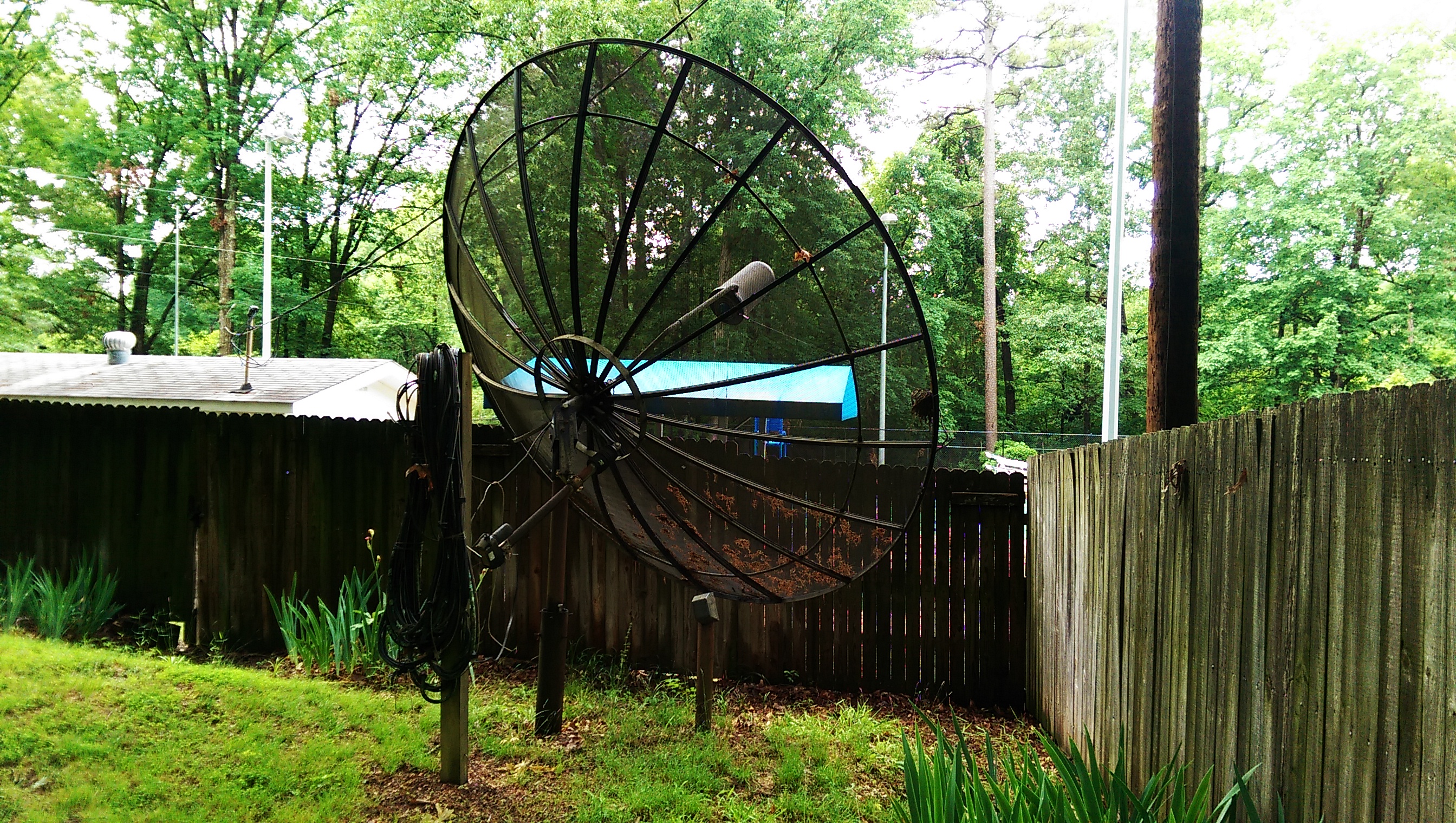 10 ft ( 3 meter ) satellite dish