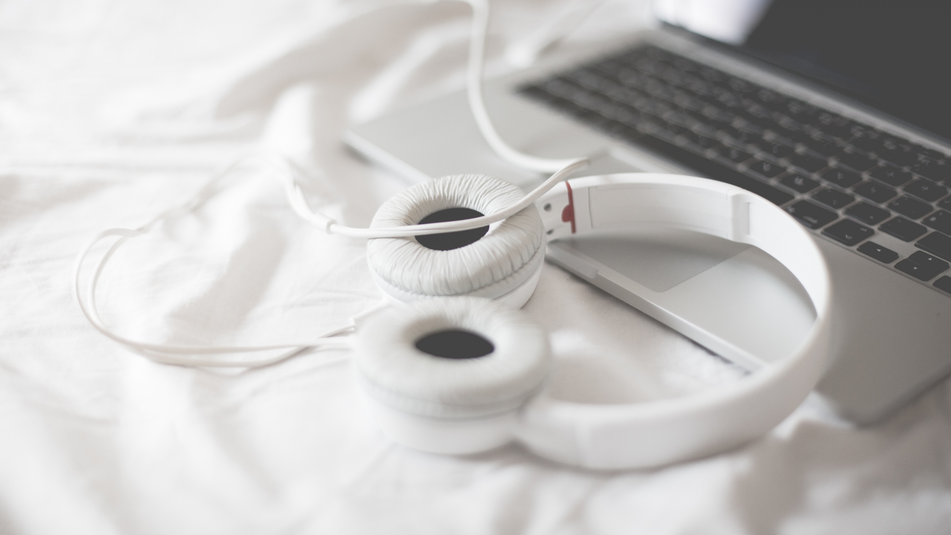 headphones_laptop_macbook_apple_107920_1920x1080.jpg