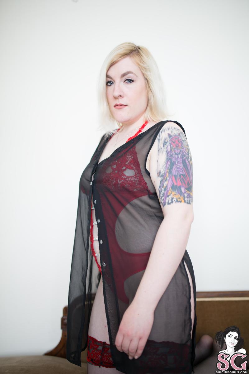 midnightpoison-ladyinred-03.jpg