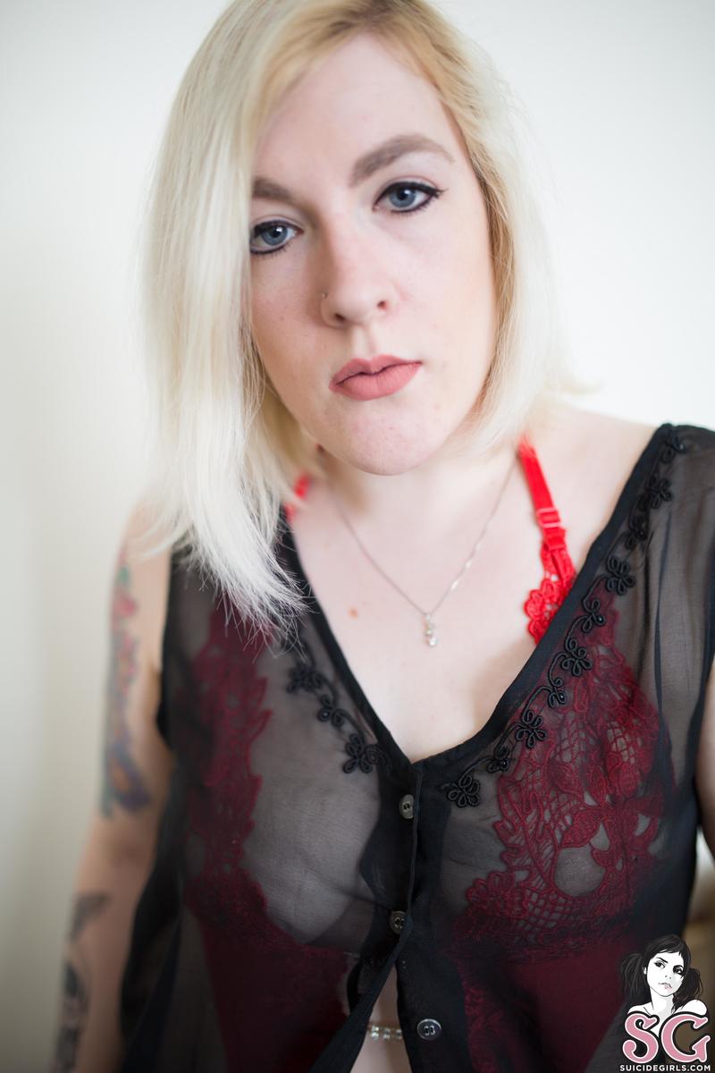 midnightpoison-ladyinred-05.jpg