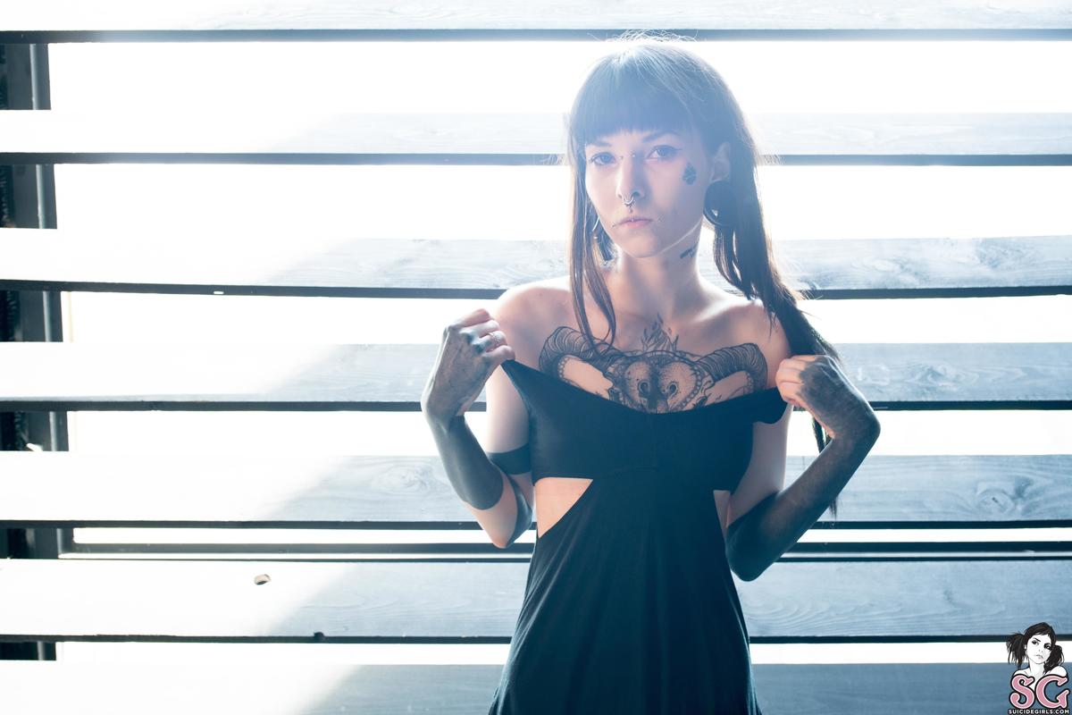 marseline-darkbeauty-03.jpg
