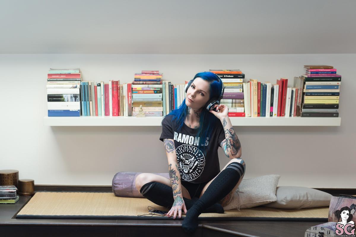 riae-letthemusicplay-01.jpg