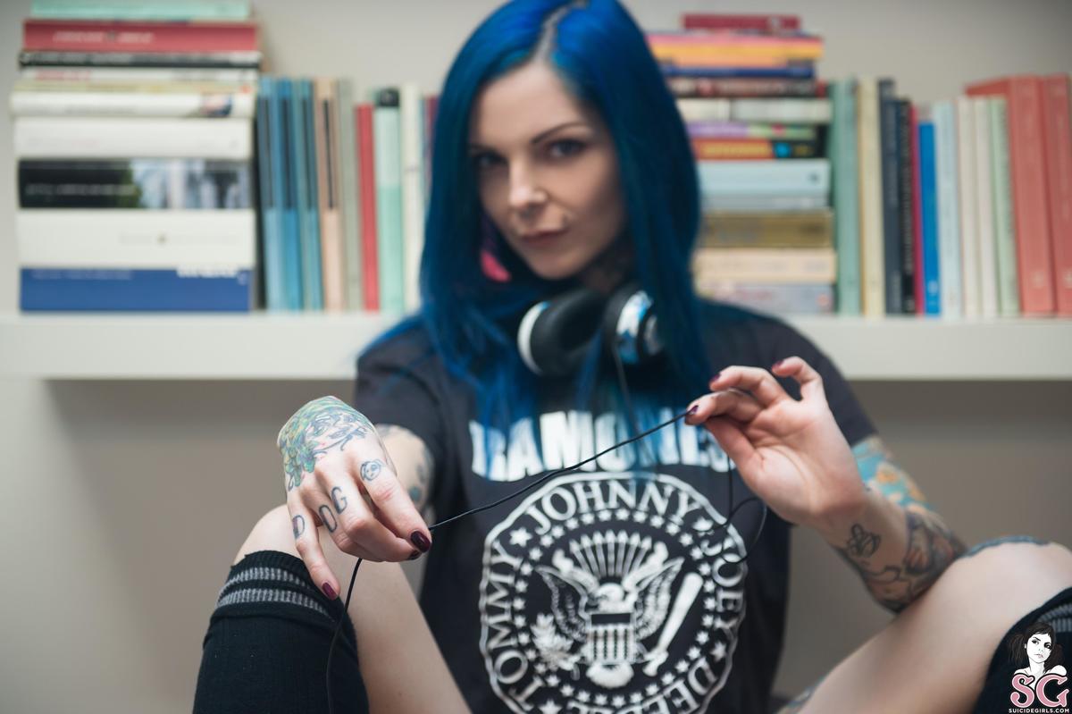 riae-letthemusicplay-05.jpg