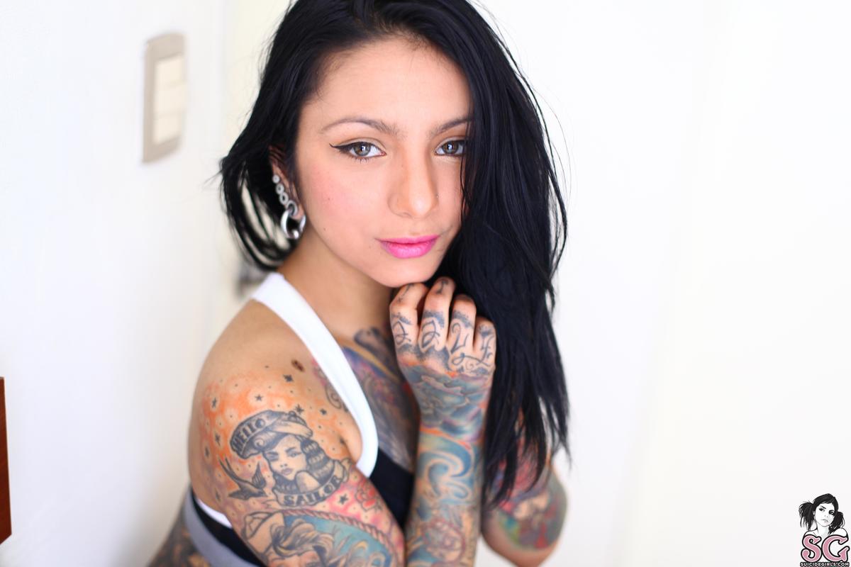 eliona-inhercalvins-07.jpg