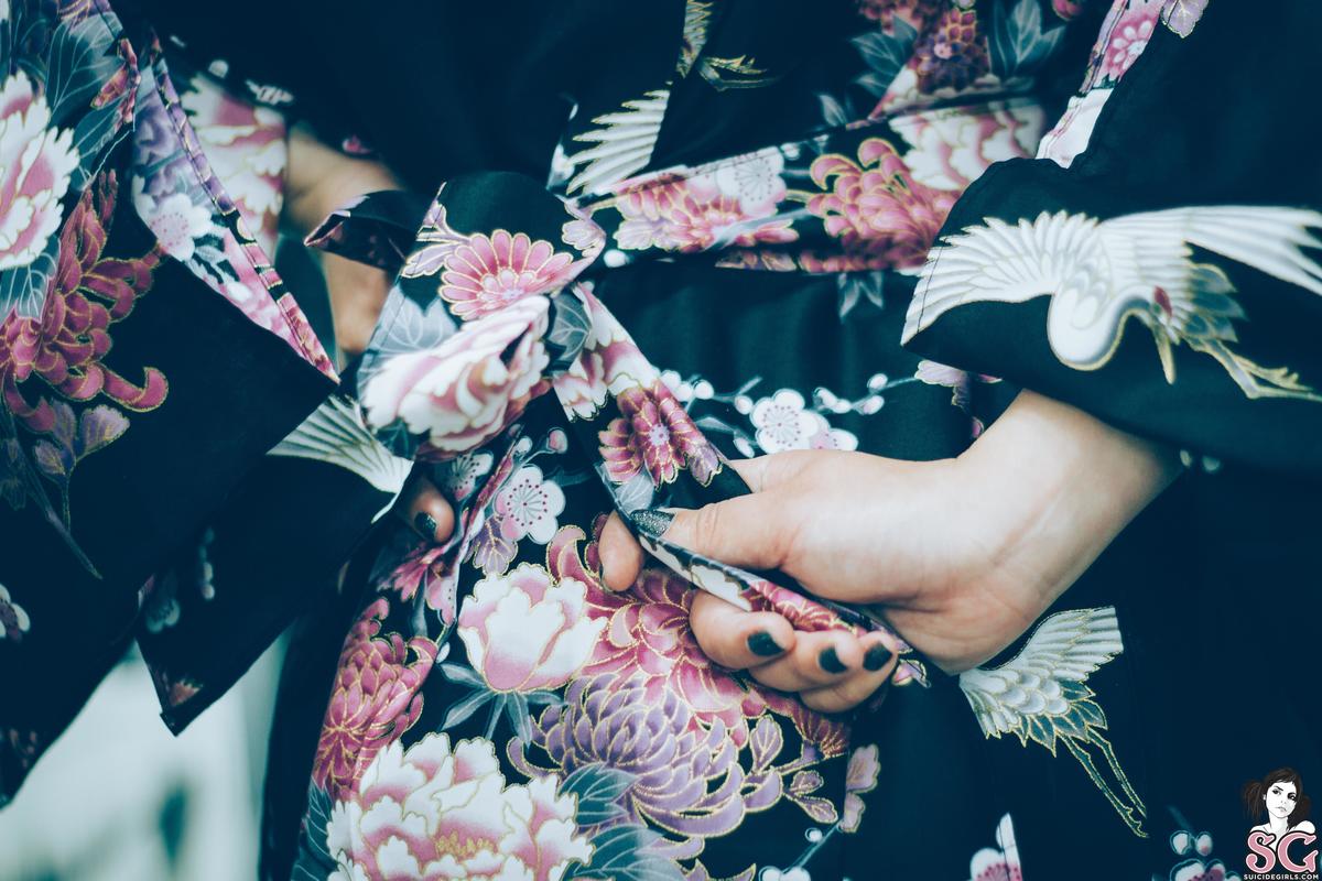 flowerbomb-frownclownsmuse-13.jpg