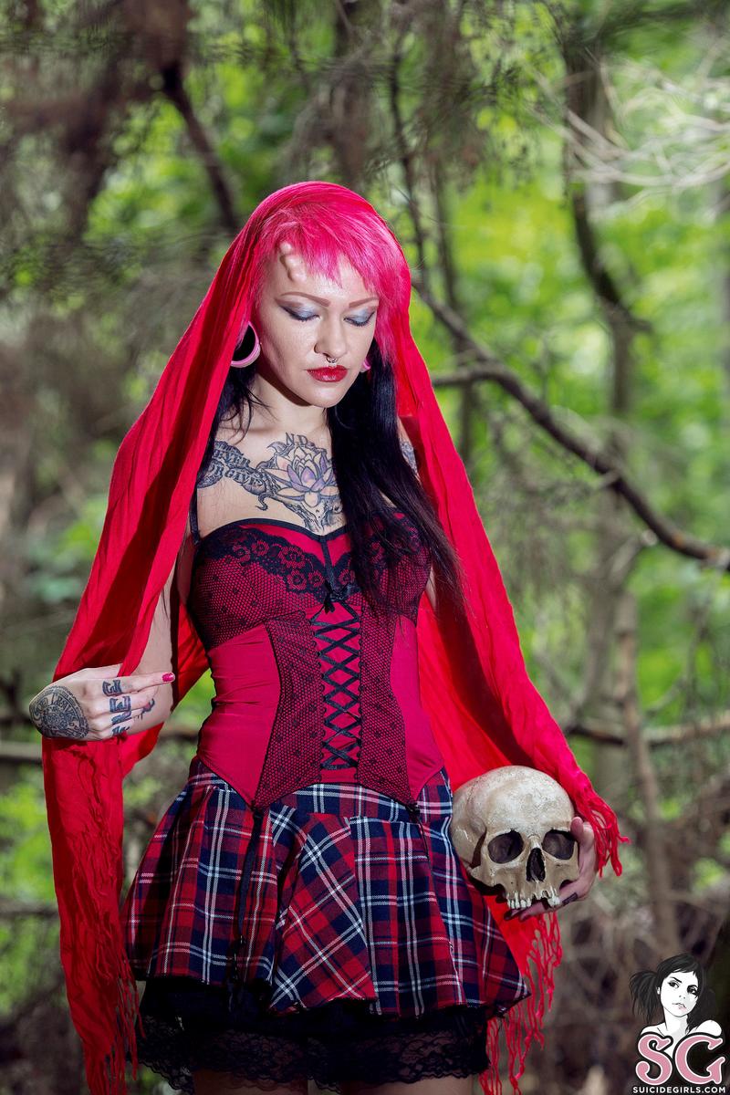 tastyzombie-littlemadhidingcute-01.jpg