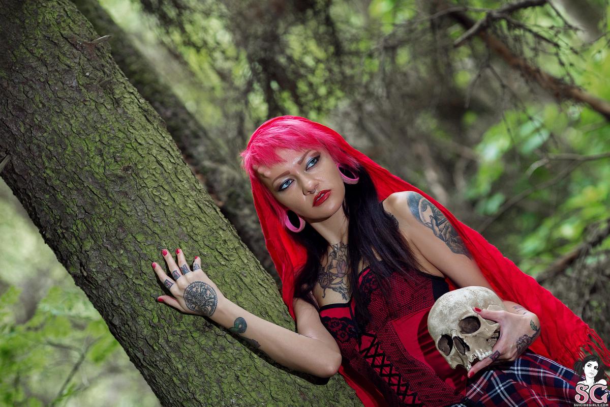 tastyzombie-littlemadhidingcute-03.jpg