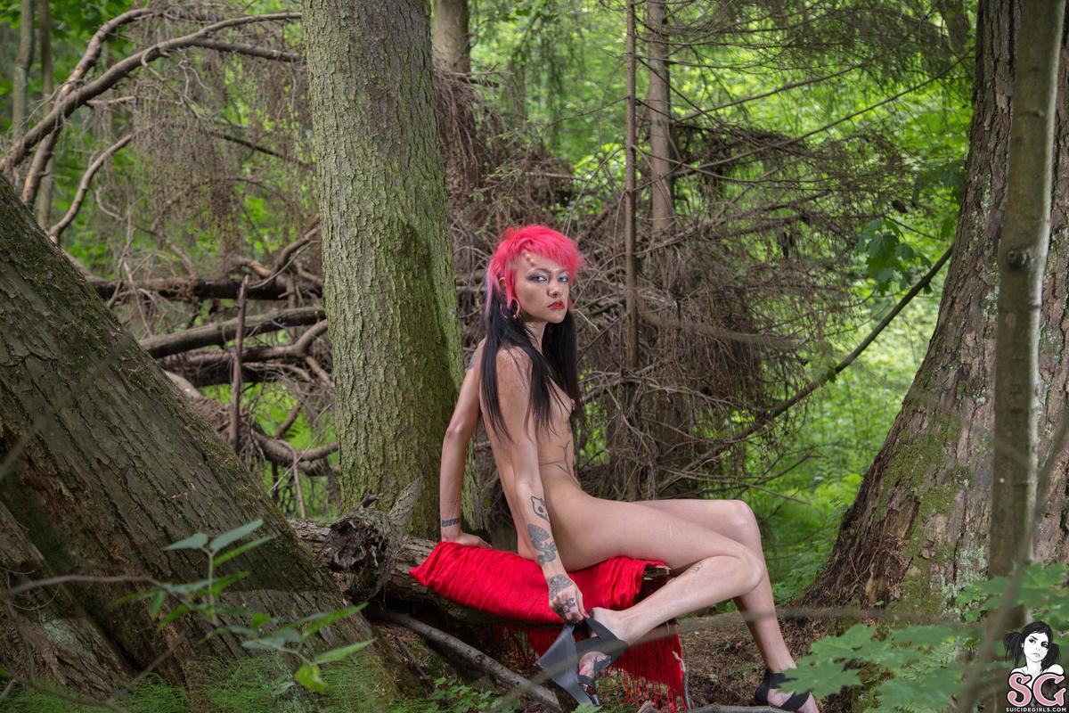 tastyzombie-littlemadhidingcute-23.jpg