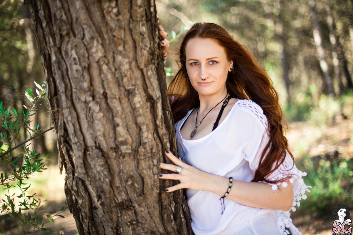 darkyrie-strollinthewoods-07.jpg