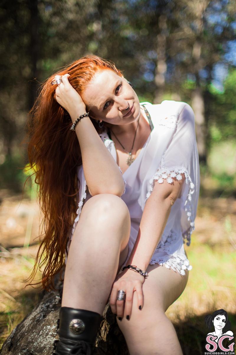 darkyrie-strollinthewoods-19.jpg