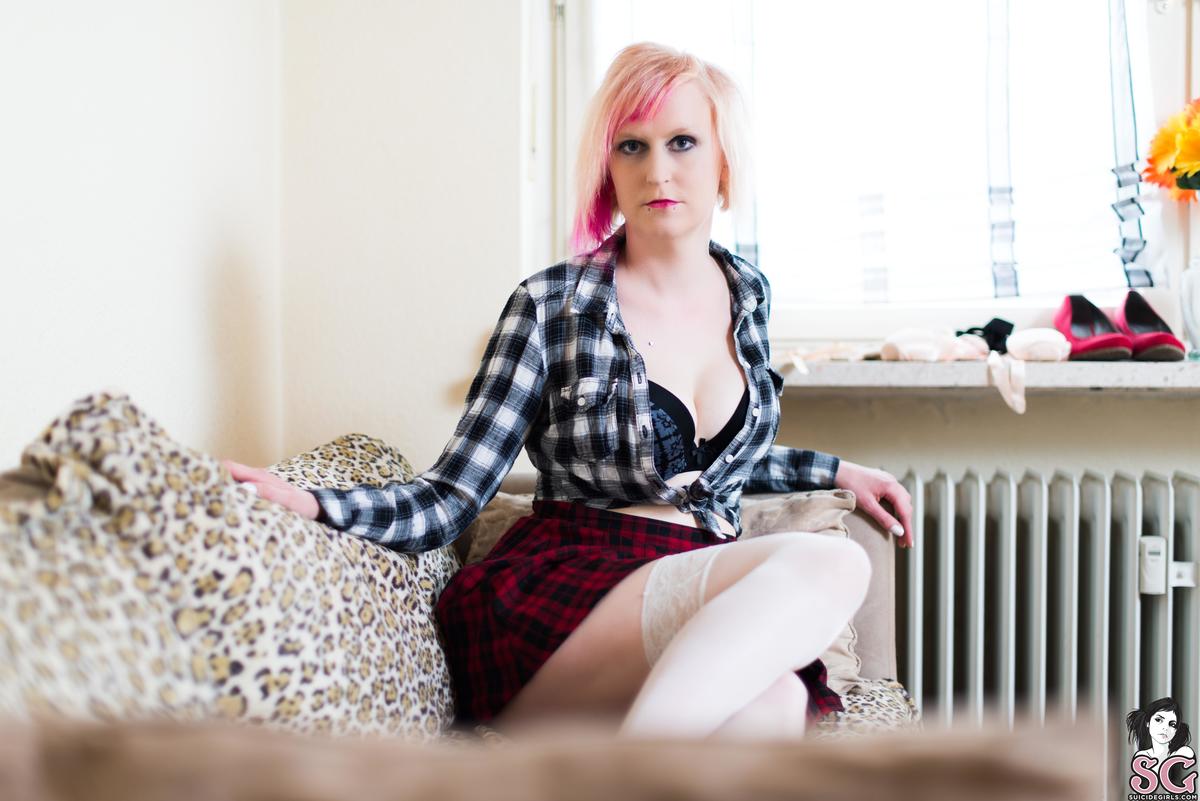 karikarma-schoolgirlfantasy-01.jpg