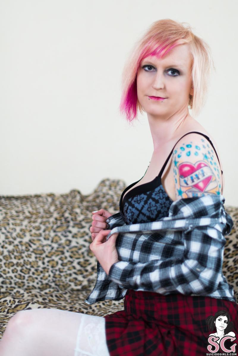 karikarma-schoolgirlfantasy-05.jpg