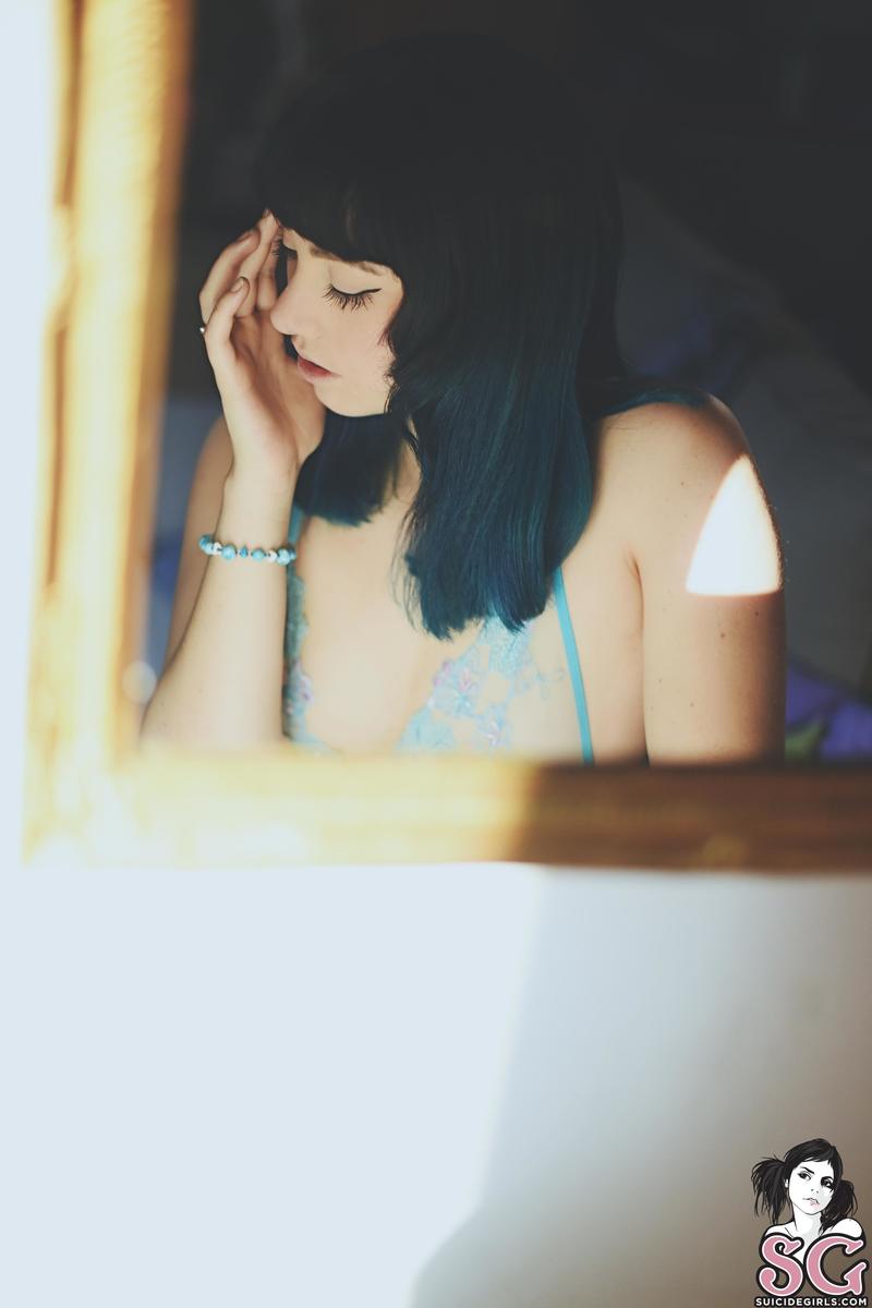 selinia-mirrormirroronthewall-01.jpg