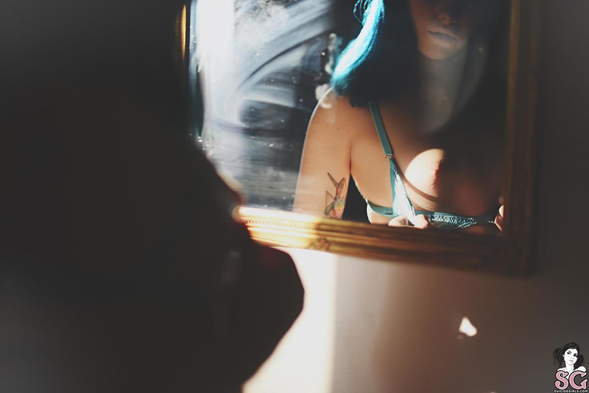 selinia-mirrormirroronthewall-09.jpg
