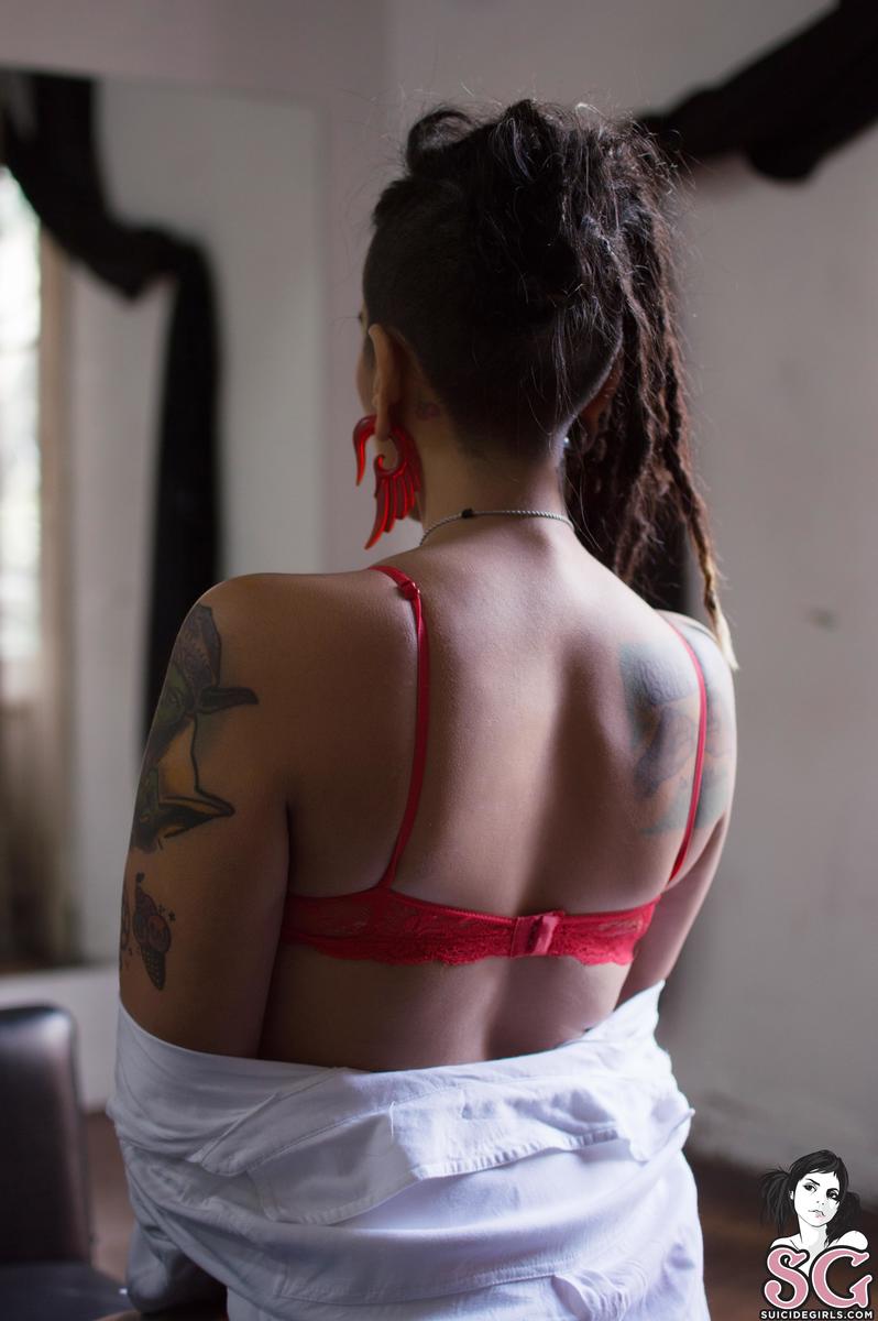 blackpanter-ladyinred-05.jpg