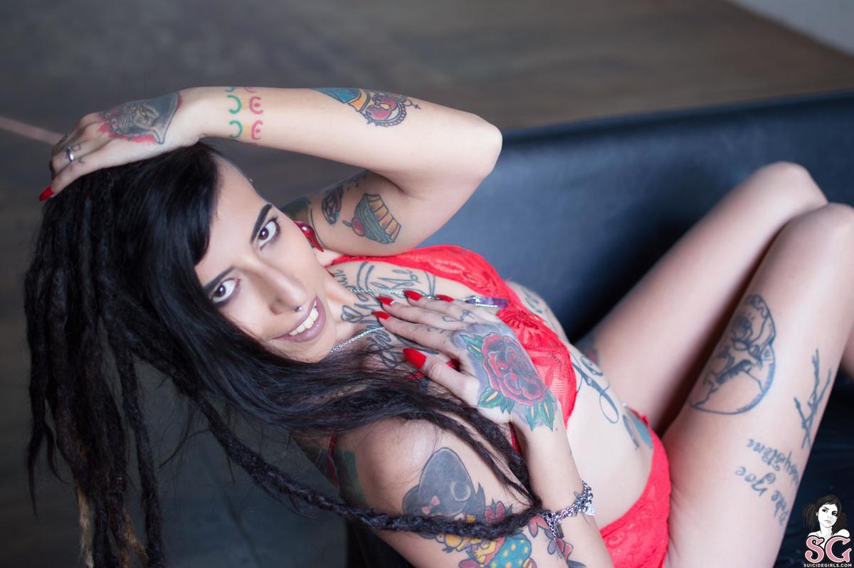 blackpanter-ladyinred-15.jpg