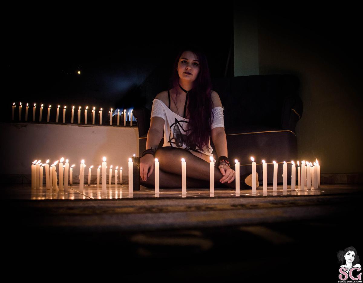larapurple-playingwithfire-01.jpg