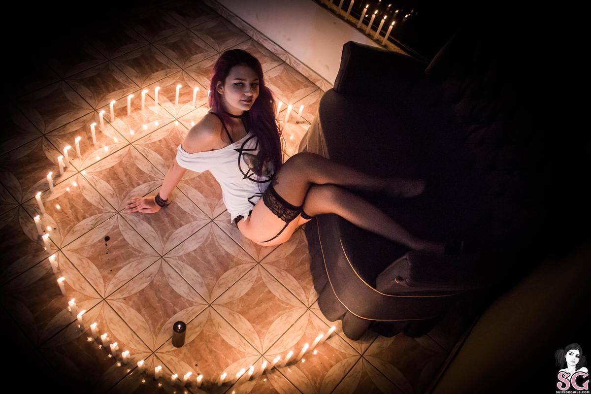 larapurple-playingwithfire-03.jpg