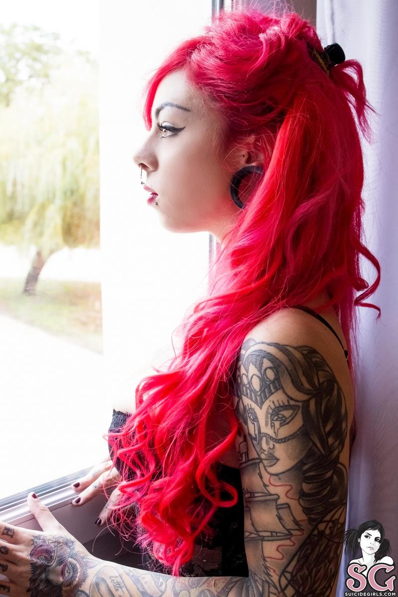 aryella-backtoblack-01.jpg