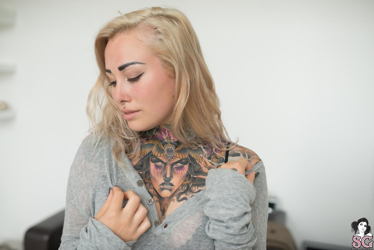 alivix-blondesubmission-03.jpg