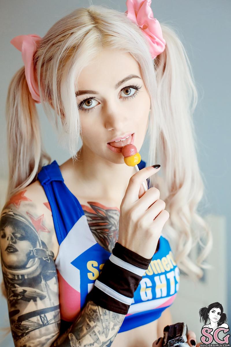 avrora-thegirlwiththechainsaw-03.jpg