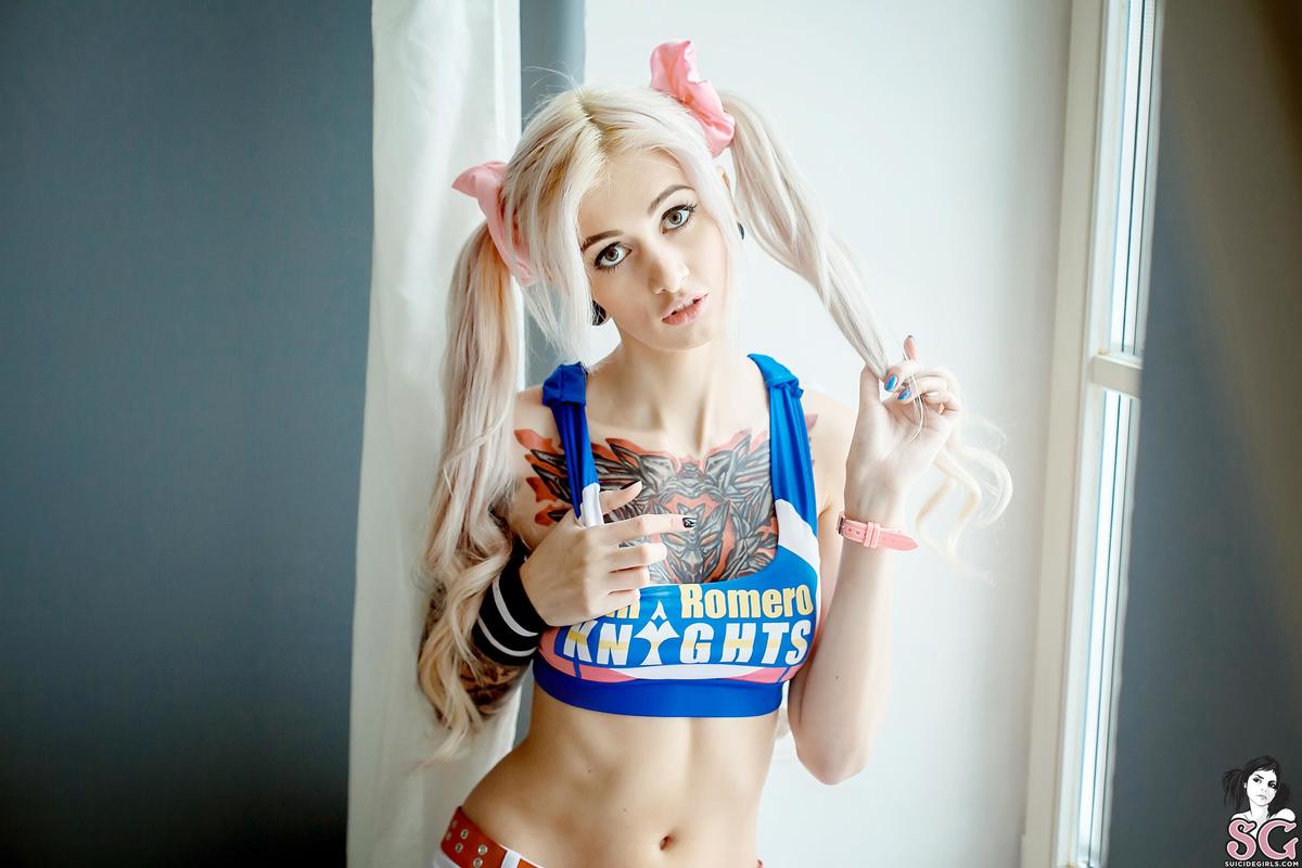 avrora-thegirlwiththechainsaw-05.jpg