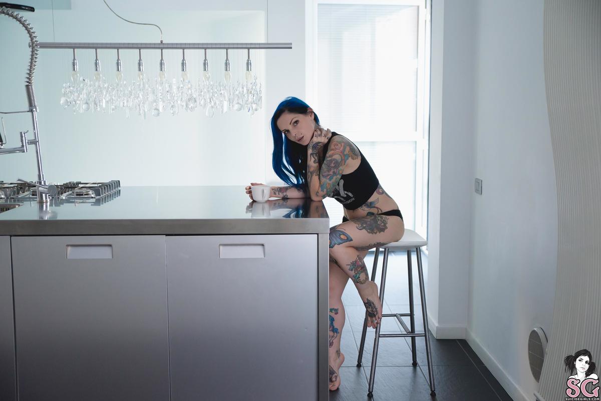 riae-behindacrystalswall-01.jpg