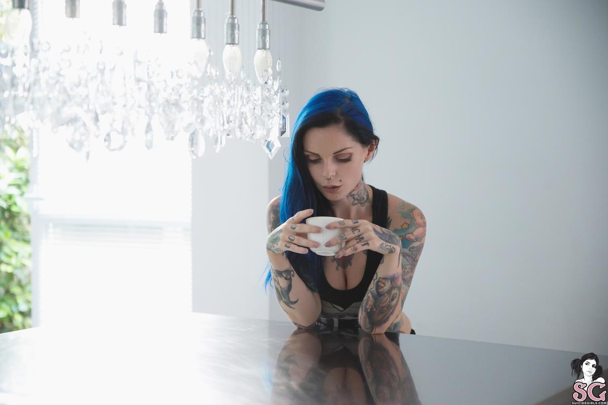 riae-behindacrystalswall-03.jpg