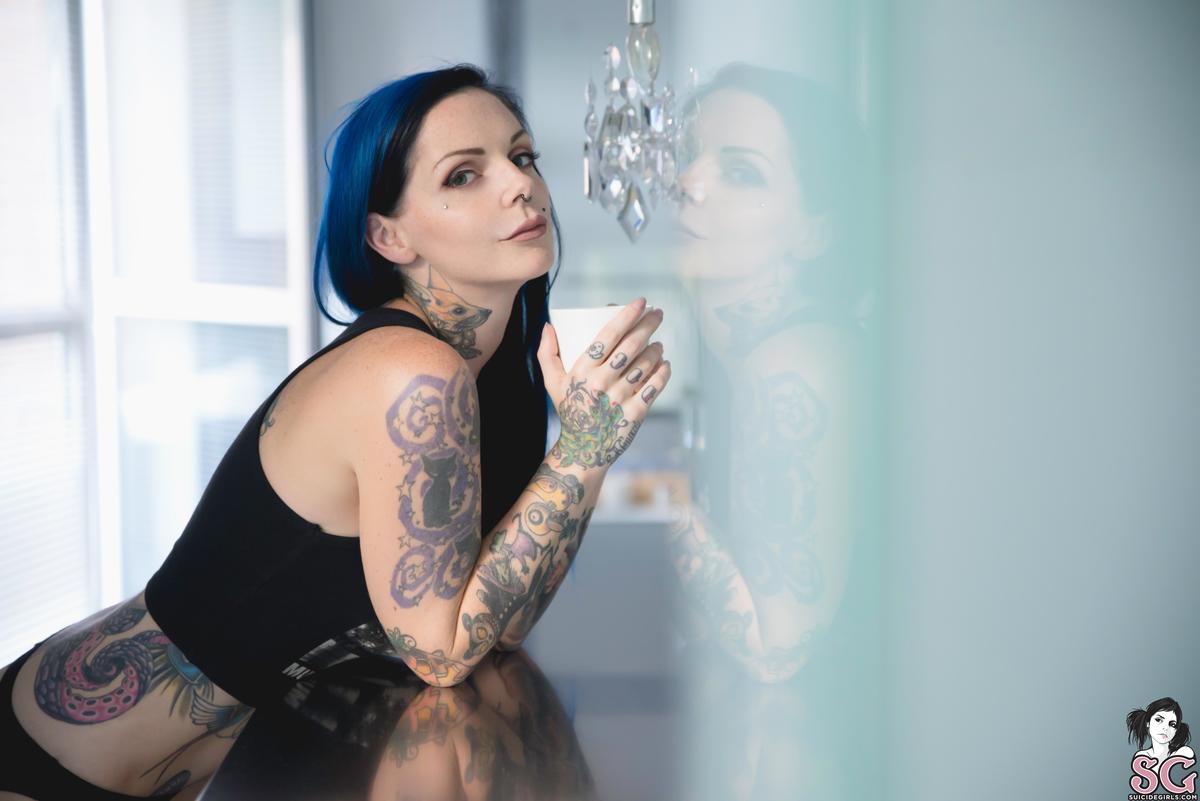riae-behindacrystalswall-05.jpg
