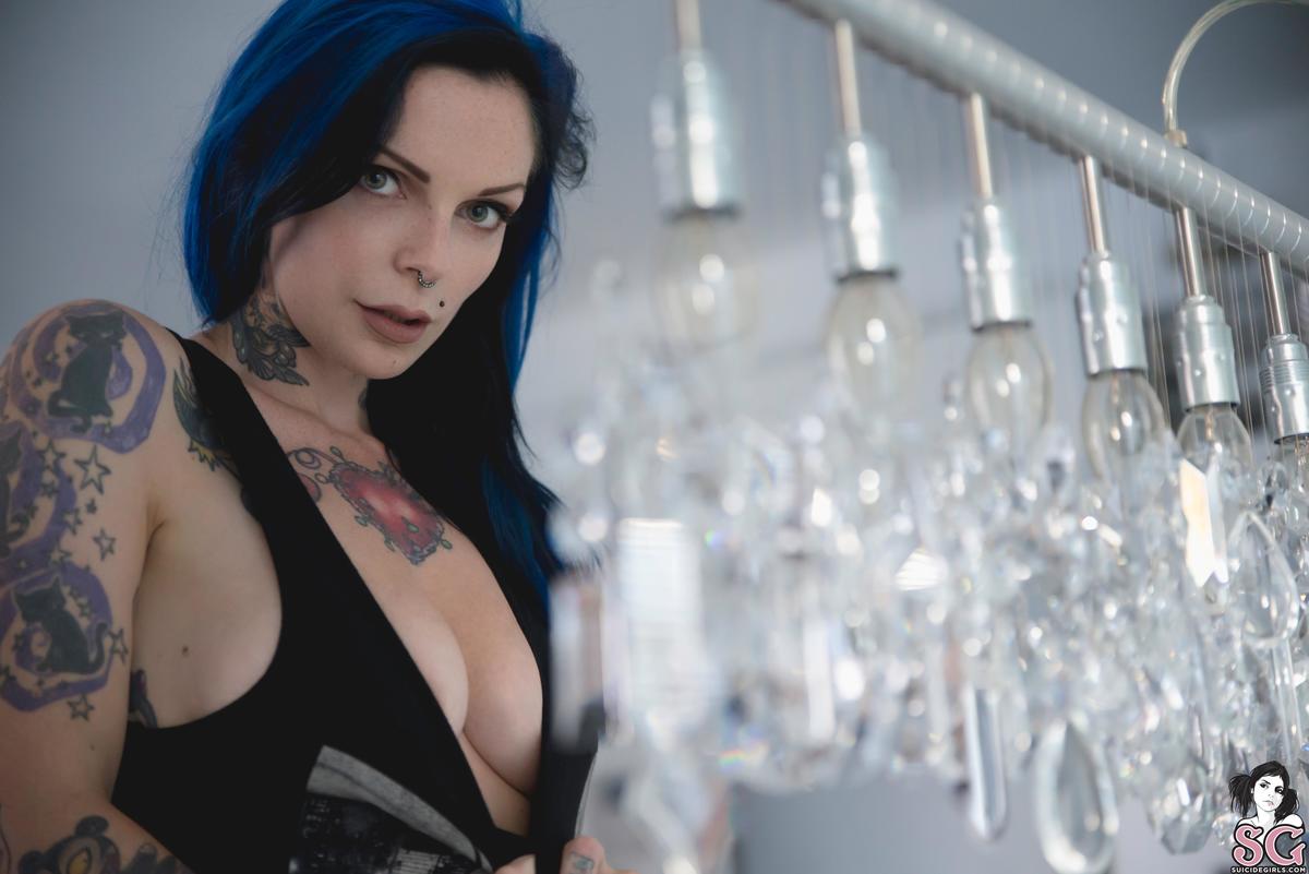 riae-behindacrystalswall-11.jpg