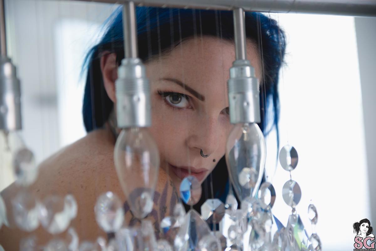 riae-behindacrystalswall-21.jpg