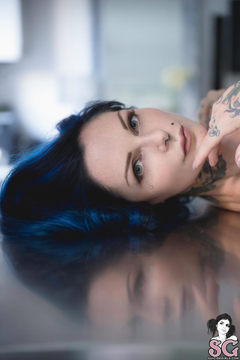 riae-behindacrystalswall-25.jpg