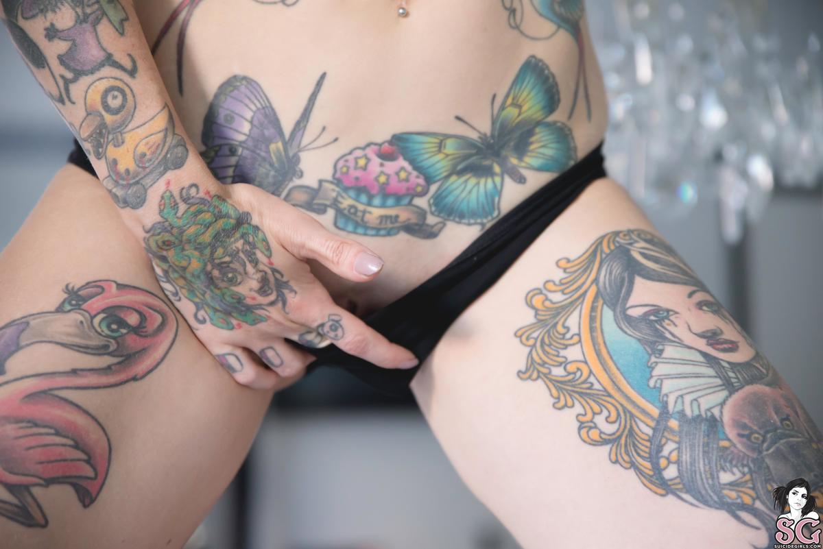 riae-behindacrystalswall-29.jpg