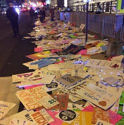 rsz_women_leave_trash.jpg