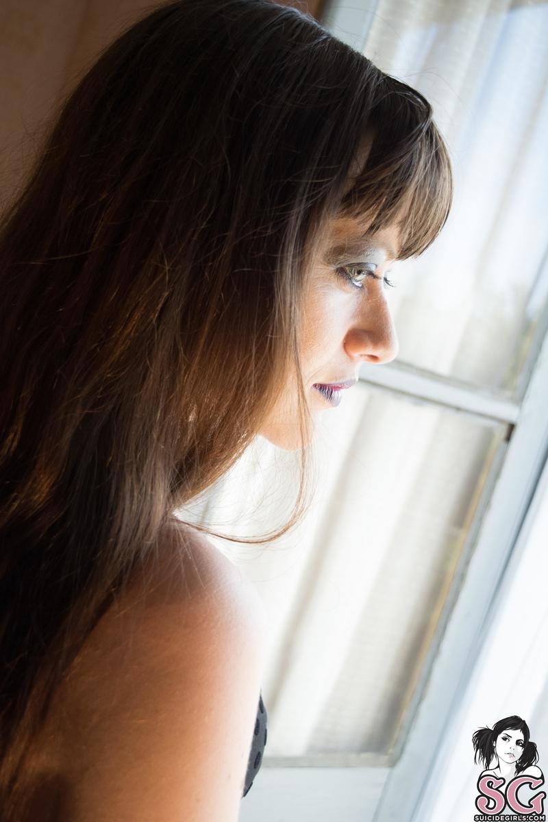 steamygirl-sittininthemorningsun-11.jpg