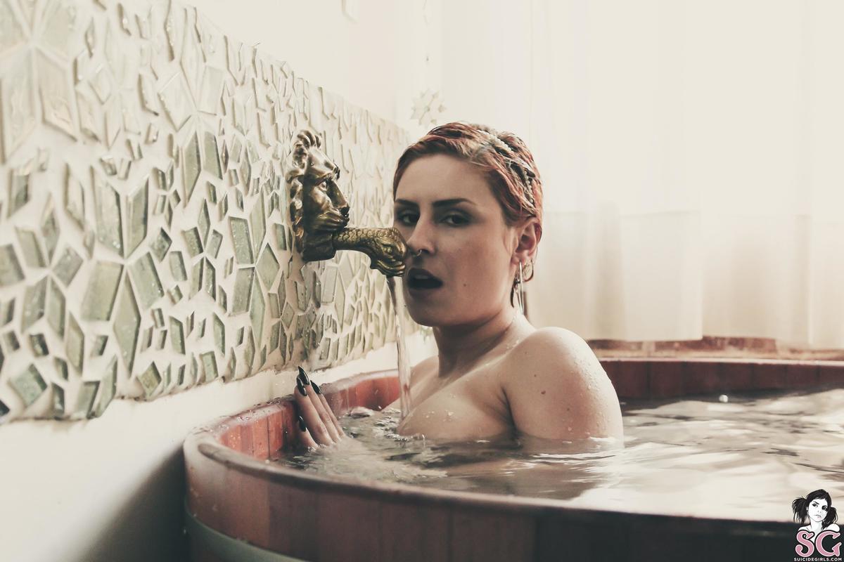 emmelyne-shemakesthewaterwarm-27.jpg