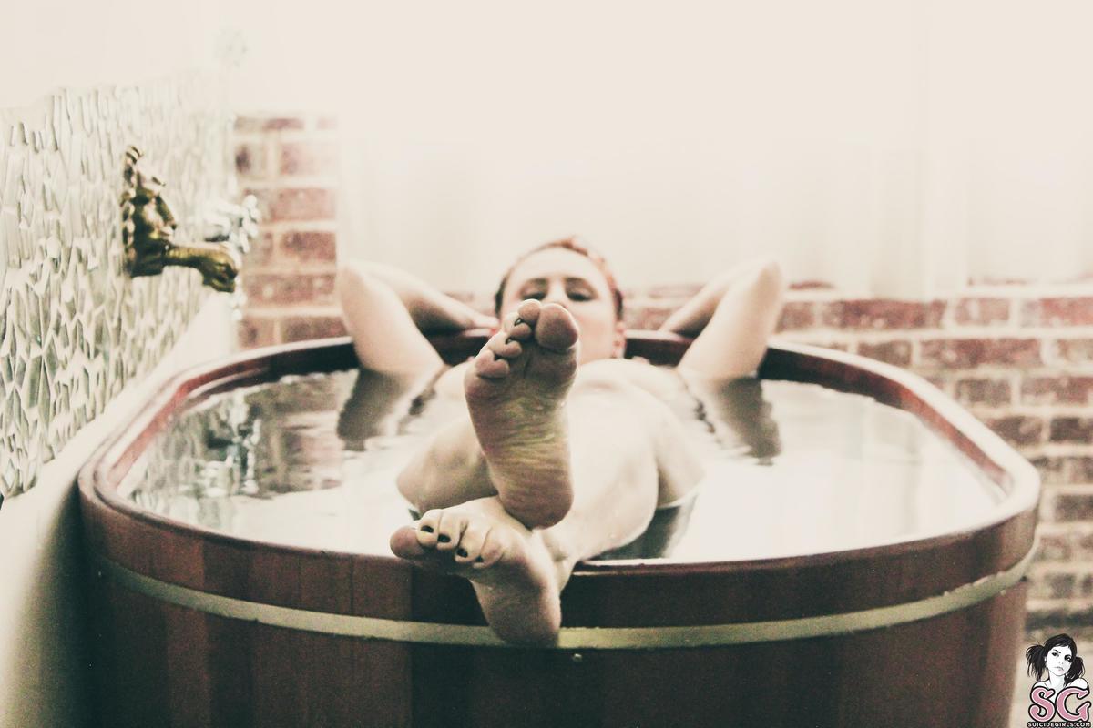 emmelyne-shemakesthewaterwarm-37.jpg
