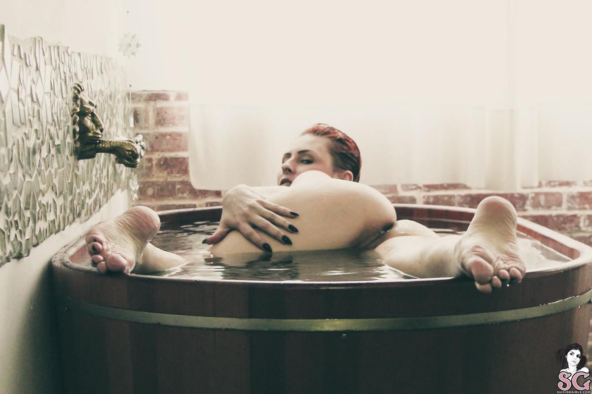 emmelyne-shemakesthewaterwarm-39.jpg