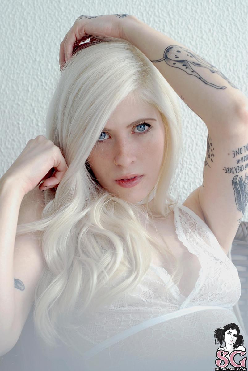 serenna-whitekitty-07.jpg