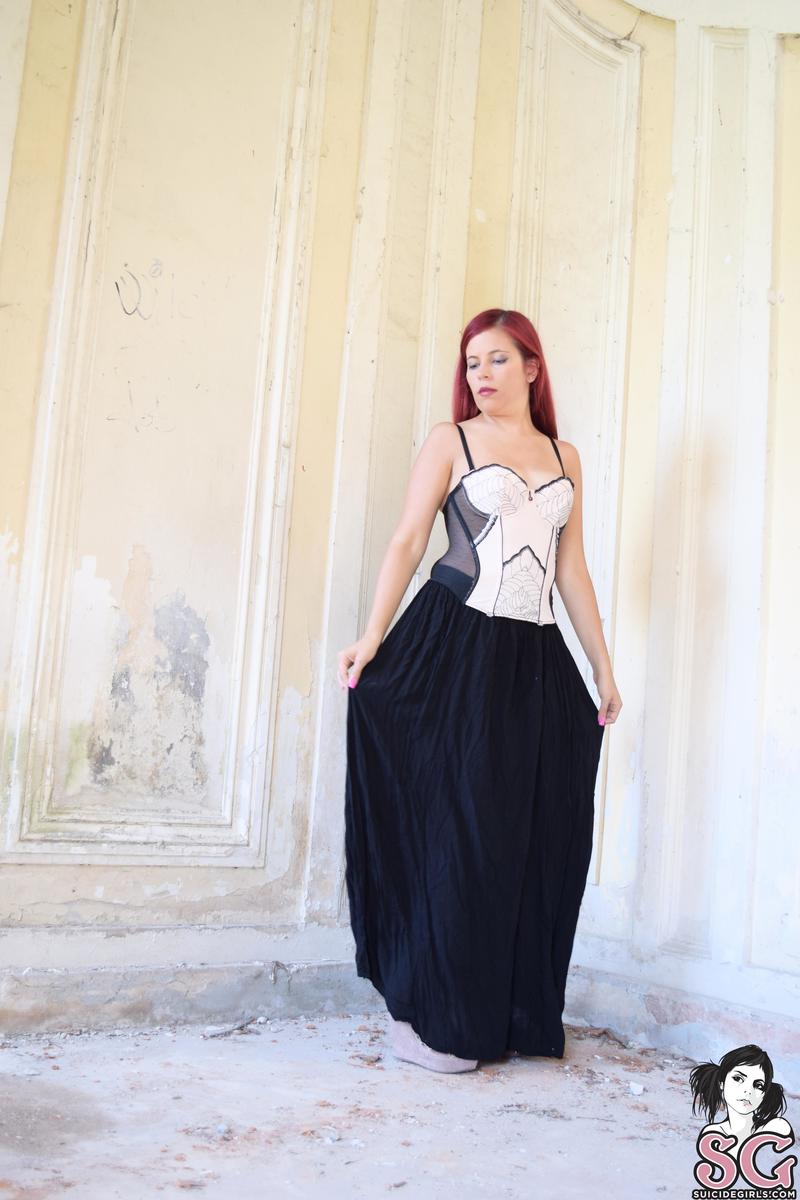meryjane-tanlinesinaforsakenplace-01.jpg