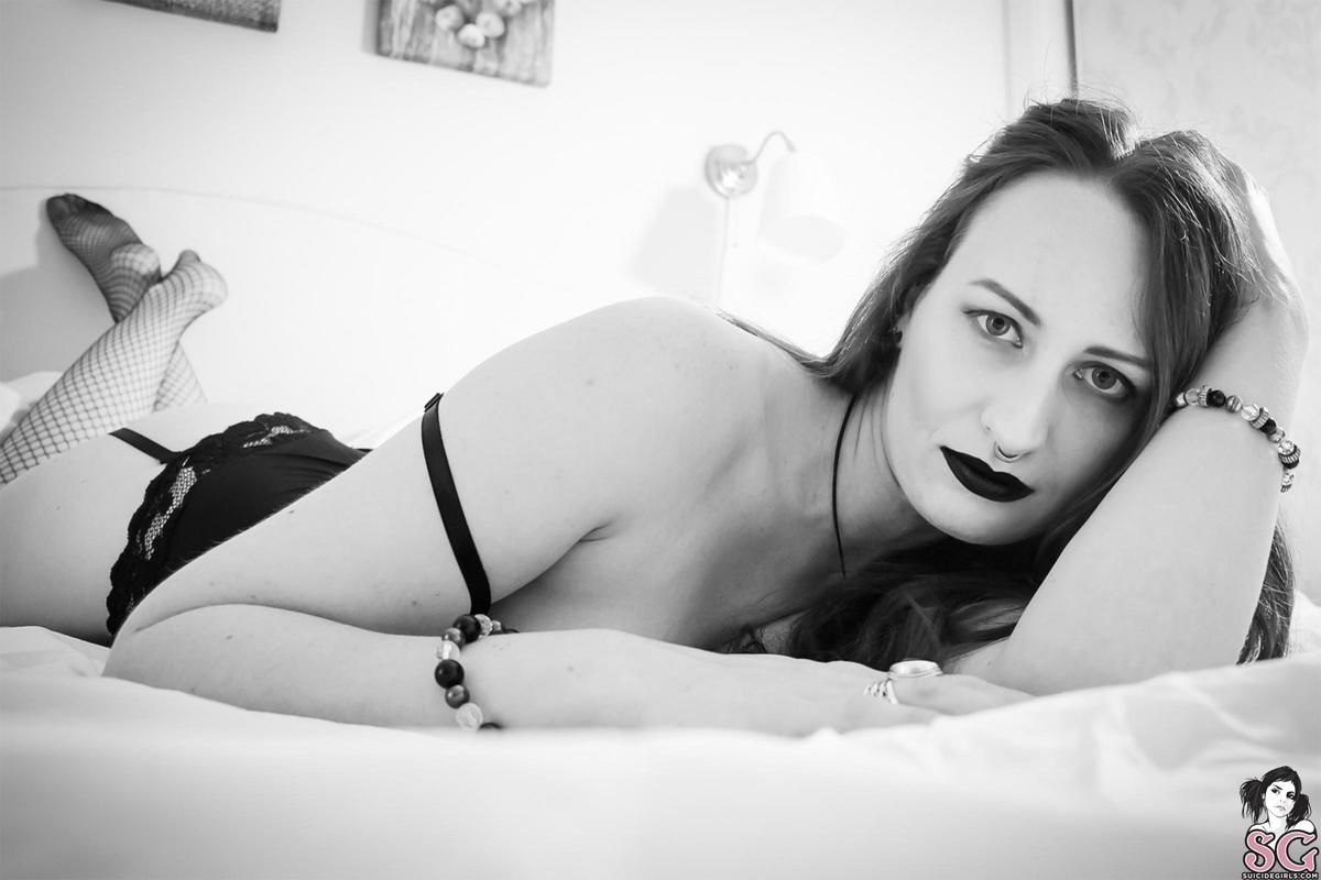 darkyrie-darklight-03.jpg