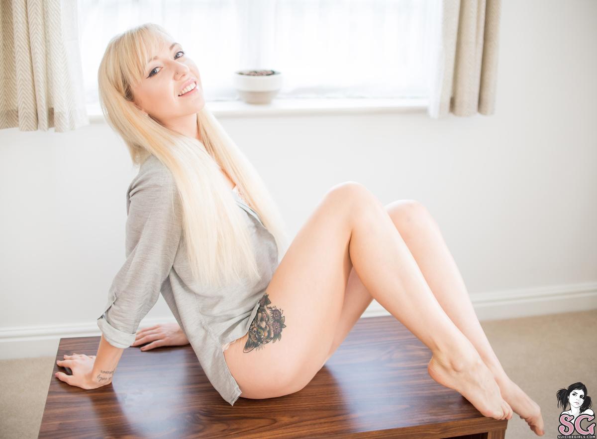 arella-whenthesunhits-03.jpg