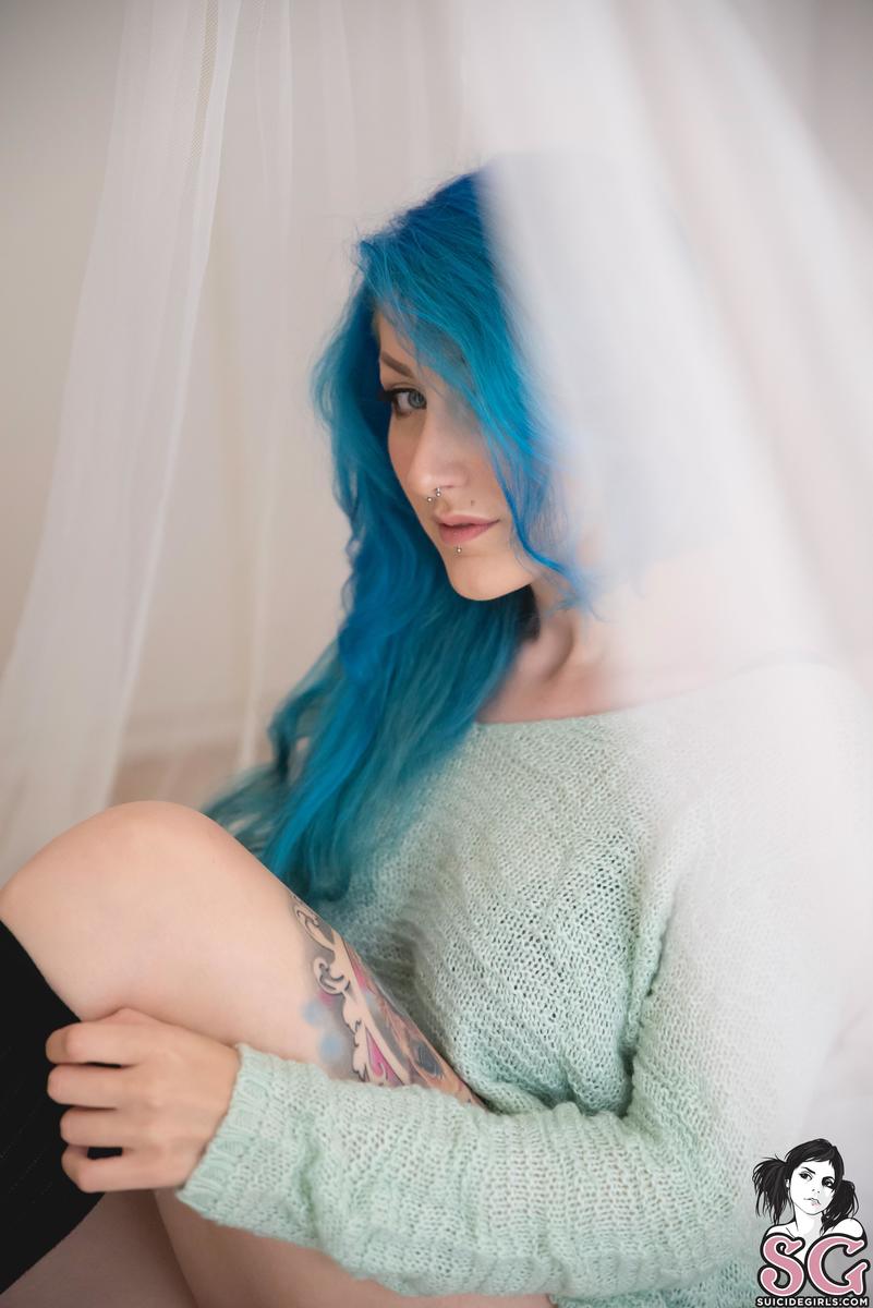 lagoonaapple-mermaidinawhiteroom-01.jpg