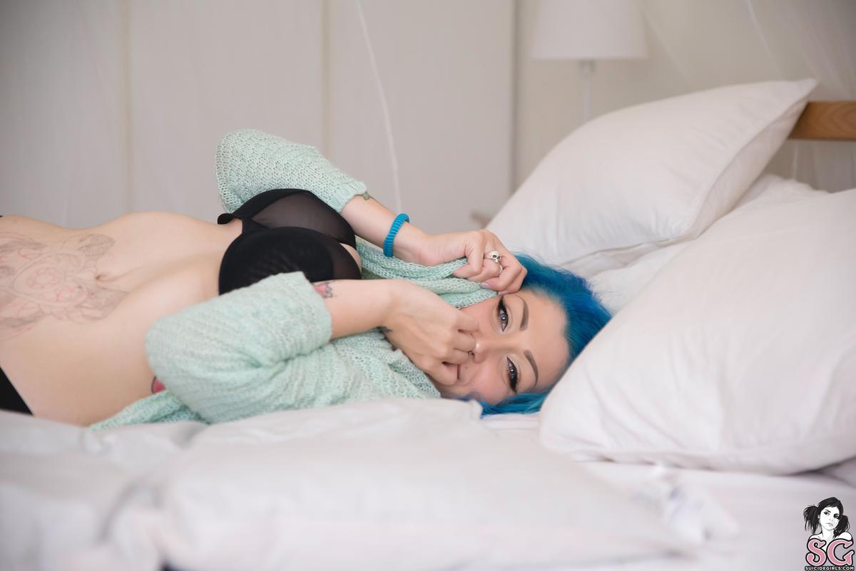lagoonaapple-mermaidinawhiteroom-05.jpg