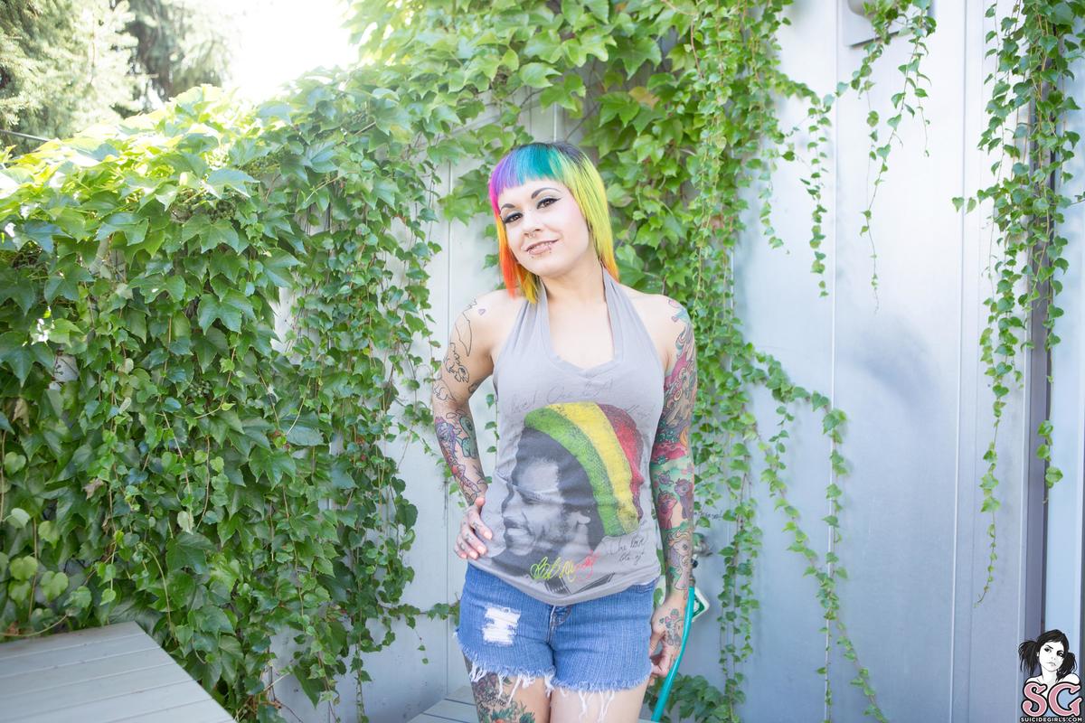 vapor-chillinunderarainbow-01.jpg
