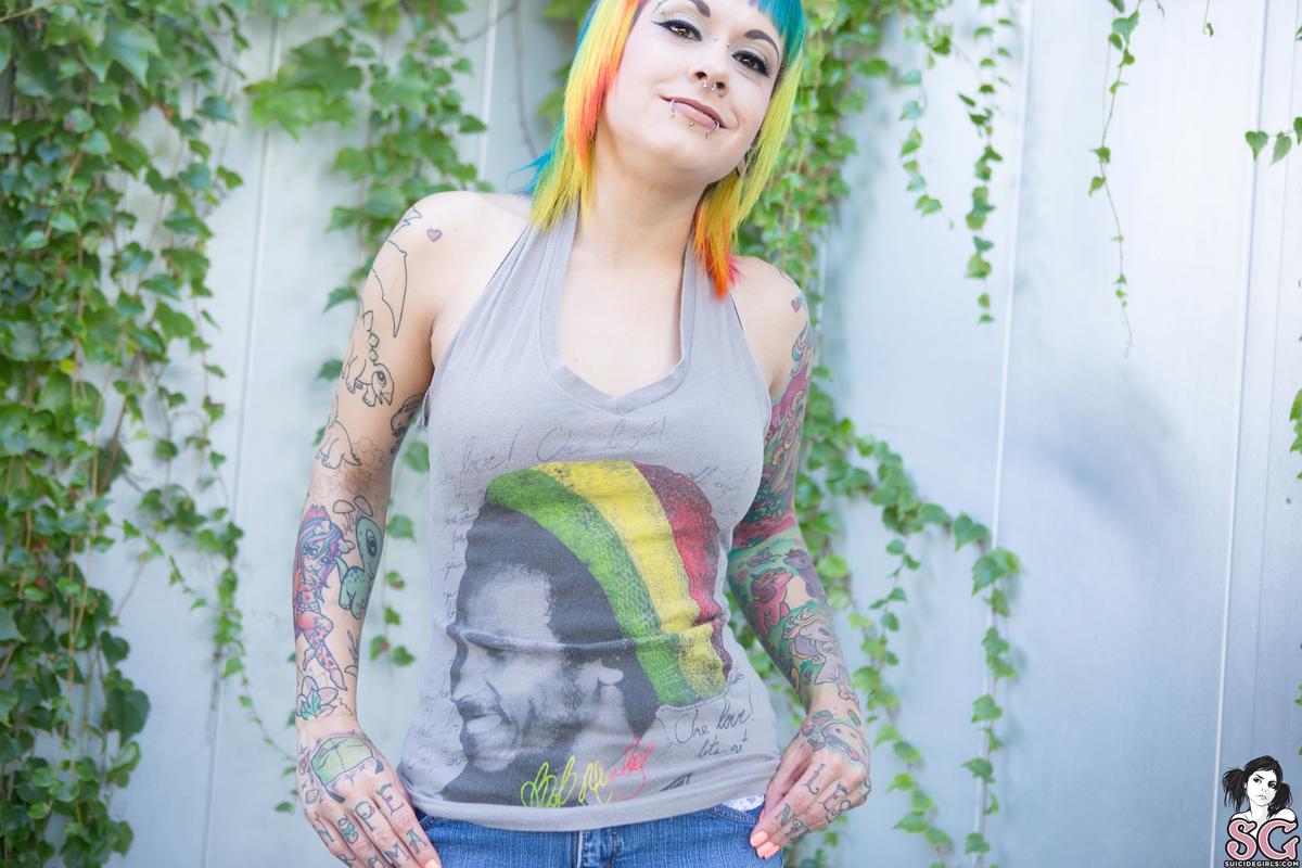 vapor-chillinunderarainbow-03.jpg