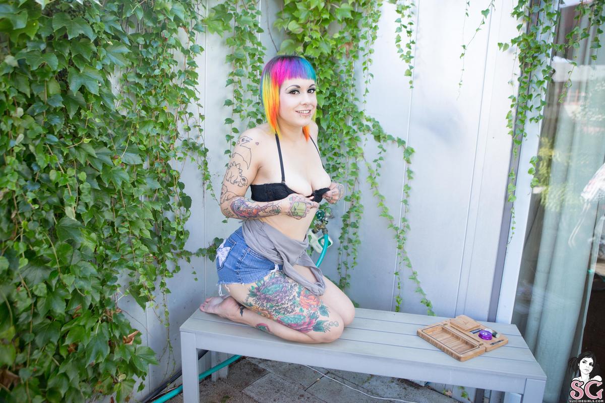 vapor-chillinunderarainbow-07.jpg