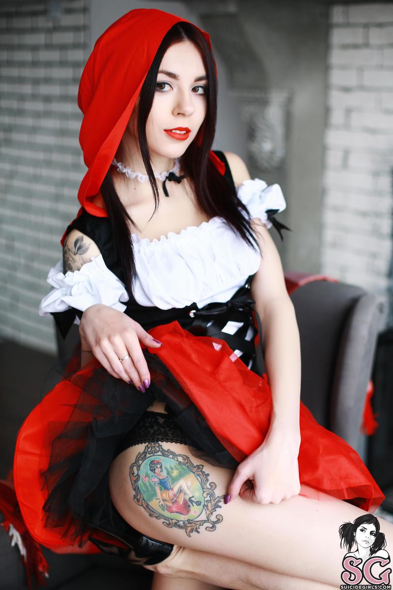 ariel-theredridinghoodsstory-05.jpg